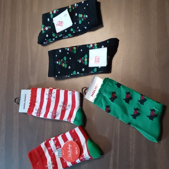 Lot of 5 Womans Brand New Christmas Socks Size 4-10 - Picture 1 of 5